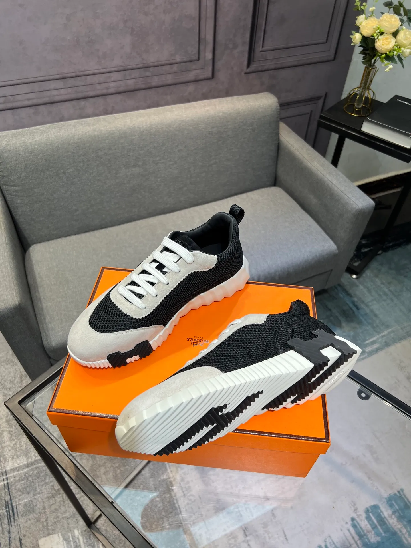 Men's shoes 💰660 Exclusive real shot (top version) Hermes new autumn and winter sports shoes. One of the most comfortable shoes from Hermes. Very light on the feet and good-looking. You will not be tired even if you go shopping. The overall suede feels very good. It is very beautiful and versatile. Very light and comfortable. Fabric: Imported high mercerized sheep/original single rain velvet. Lining: Imported silk sheepskin for the lining insole. Outsole: Seamless combination of IP+TPU (multi-color letters) German technology irradiation machine Size: Male 39-46 (Male 38 45 46 customized) Top quality, simultaneous full set of packaging